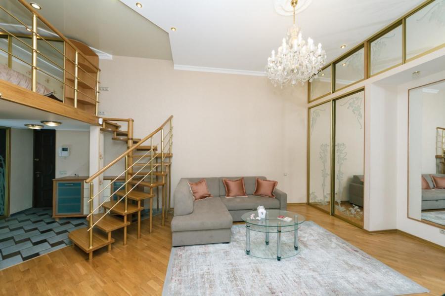 Stylish Two-Level Flat 2 Min From Khreschatyk 基輔 外观 照片