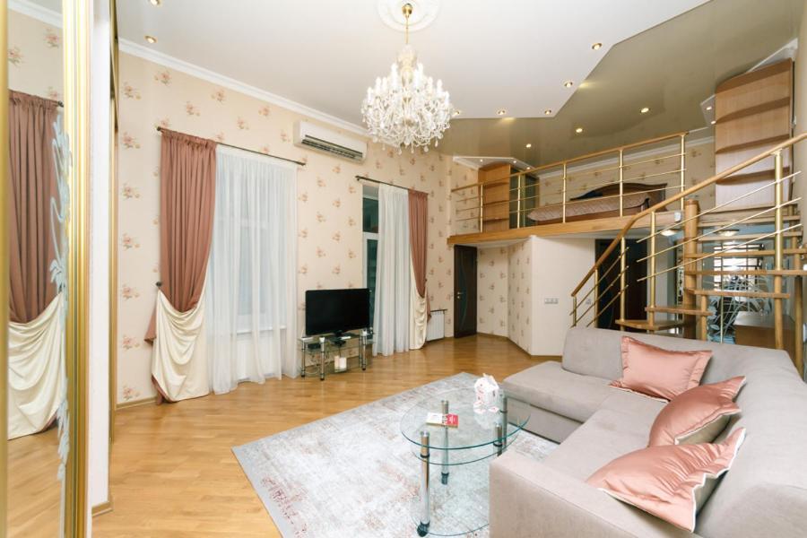 Stylish Two-Level Flat 2 Min From Khreschatyk 基輔 外观 照片